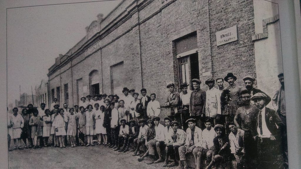 Obreros de la firma Miretti y Cía. durante la época de la huelga. Foto: Archivo Gráfico. ElPeriódico.
